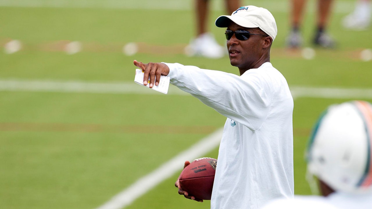 Karl Dorrell brings head coaching experience to Mason staff